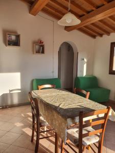 una sala da pranzo con tavolo e sedie di Piccola casetta nel verde Mugello a Barberino di Mugello