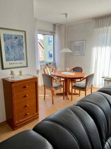 sala de estar con sofá, mesa y sillas en Lichtdurchflutete große Wohnung en Schwelm