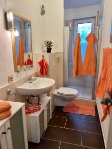 een badkamer met een wastafel, een toilet en een douche bij Lichtdurchflutete große Wohnung in Schwelm