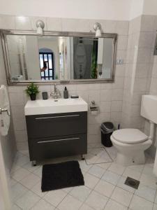 Koupelna v ubytování APARTMENT RAFAELLO + 27 fotografií