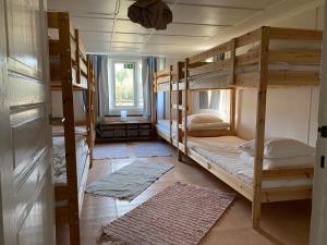 Tempat tidur susun dalam kamar di Björsjöås Vildmark - room in the main house