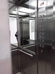 - la fermeture d'un ascenseur métallique dans une pièce dans l'établissement Luminoso Departamento, à Pinamar