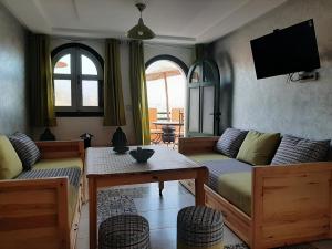 A television and/or entertainment centre at Gîte Forest Kasbah
