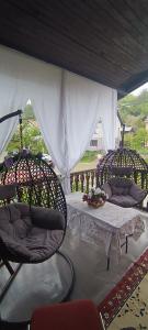 d'une terrasse avec 2 chaises, une table et une tente blanche. dans l'établissement Apartman Nina, à Visoko