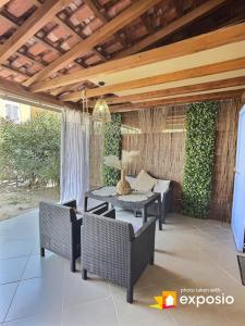 patio ze stołem i krzesłami na patio w obiekcie MARINA SUR L'ILE DES PECHEURS AVEC COMPLEXE AQUATIQUE w mieście Le Barcarès