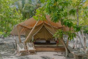 Ein Garten an der Unterkunft Manoush Beach