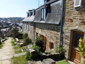 stary ceglany budynek z chodnikiem obok niego w obiekcie Maison Lannion historique - Côte de Granit Rose w mieście Lannion