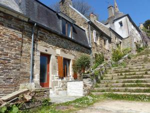 stary ceglany budynek ze schodami przed nim w obiekcie Maison Lannion historique - Côte de Granit Rose w mieście Lannion