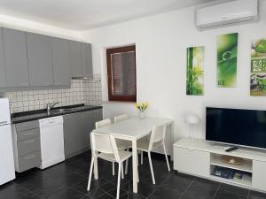 Η κουζίνα ή μικρή κουζίνα στο SEASIDE holidayhouse , Mali lošinj +10 φωτογραφίες