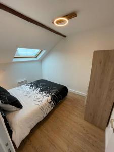 1 dormitorio con 1 cama en una habitación con ventana en Charmant T2 rénové, proche mer, en Saint-Nazaire