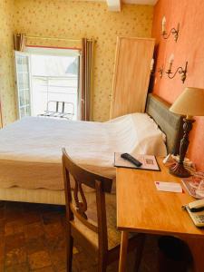 Postel nebo postele na pokoji v ubytování Hotel de la Sologne