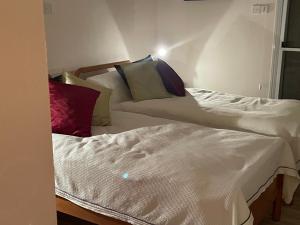 Zimmer mit einem Bett und einem Sofa mit Kissen in der Unterkunft Belleview Heights in Limassol