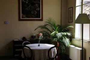 a table with a vase of flowers on it at La Corte in Foligno