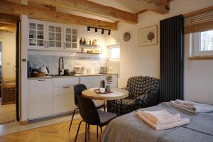 Pokój z 2 łóżkami i stołem oraz kuchnią w obiekcie Studio w zabytkowej kamienicy w mieście Gdynia