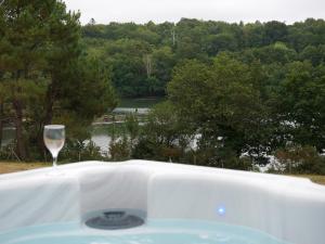 - un verre de vin assis au-dessus d'une baignoire dans l'établissement Villa Kerandraon, à Gouesnach