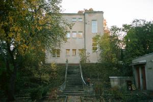 stary budynek ze schodami przed nim w obiekcie Studio w zabytkowej kamienicy w mieście Gdynia