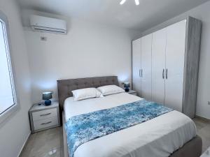 um quarto com uma cama grande e um armário branco em White Luxury em Shkodër