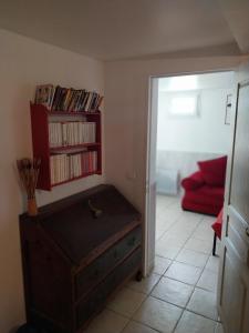 pokój z drzwiami otwieranymi do pokoju z czerwoną kanapą w obiekcie LA MADRAGUE- 2P avec piscine privative w mieście Saint-Cyr-sur-Mer