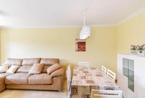 salon z kanapą i stołem w obiekcie La LLamosa Beach&Nature w mieście Galizano