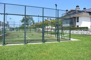 klatka odpalająca na polu trawy w obiekcie La LLamosa Beach&Nature w mieście Galizano
