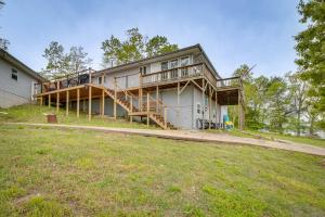 una casa con un gran patio delante de ella en Serene Lakefront Mountain Home Getaway with Atrium!, en Mountain Home