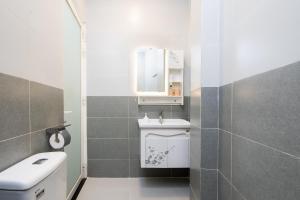 Phòng tắm tại Ekomo Home - Central Saigon +37 ảnh