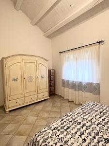 a bedroom with a bed and a window at Appartamento il Caracolo a Cala Francese in La Maddalena