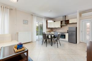 a kitchen and dining room with a table and chairs at Apartman Marina in Vrbnik