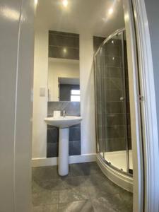 uma casa de banho com um lavatório e um espelho em Extra large 6 bed 7 bath townhouse in Manchester em Manchester