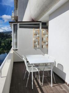d'un balcon avec une table et des chaises blanches. dans l'établissement Janela D’Ouro, à Peso da Régua