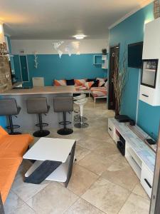 una sala de estar con un sofá y una mesa en Aпартамент в Созопол, en Sozopol