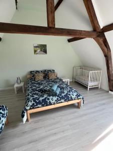 een slaapkamer met een groot bed op zolder bij Appartement Le Saint haut Centre ville à Saint-Omer in Saint-Omer