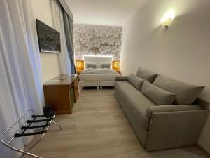 ein Wohnzimmer mit einem Sofa und einem Bett in der Unterkunft Roma dei Papi Hotel de Charme in Rom