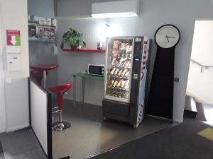 Kuchyň nebo kuchyňský kout v ubytování Contact Hôtel ALYS Bourg en Bresse Ekinox Parc Expo