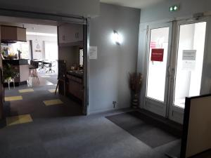 Kuchyň nebo kuchyňský kout v ubytování Contact Hôtel ALYS Bourg en Bresse Ekinox Parc Expo