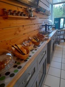 - une cuisine avec un comptoir et des paniers de pain dans l'établissement Hotel de l'Ile d'Amour, à Langeac