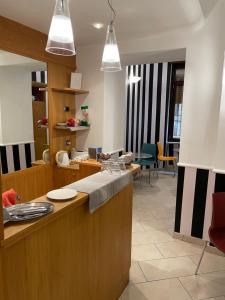eine Küche mit einer Theke und Stühlen in einem Zimmer in der Unterkunft Roma dei Papi Hotel de Charme in Rom
