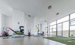 um ginásio com passadeiras e equipamento de exercício num edifício em Loica Chile em Santiago