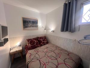 Domaine de La Coudouliere, Vue Mer, Plage, Piscine et Parc客房内的一张或多张床位