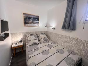 - une petite chambre avec un lit et une télévision dans l'établissement Domaine de La Coudouliere, Vue Mer, Plage, Piscine et Parc, à Six-Fours-les-Plages