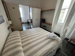 Ένα ή περισσότερα κρεβάτια σε δωμάτιο στο Piccolo Hotel di Lavagna