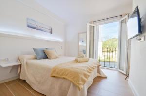 sypialnia z łóżkiem i dużym oknem w obiekcie Mansion Alba w mieście Alcaudete +37 zdjęć