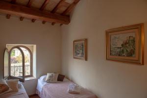 A bed or beds in a room at Torre della Botonta