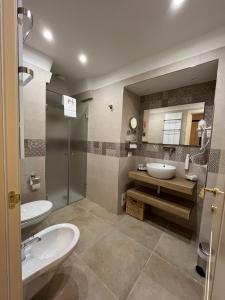 een badkamer met 2 wastafels en een spiegel bij Maison Opéra in Bari