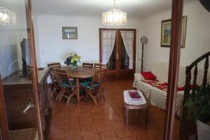 ein Wohnzimmer mit einem Tisch, Stühlen und einem Sofa in der Unterkunft Appartement dernier étage vue imprenable sur mer in Bastia