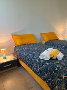 um quarto com 2 camas e almofadas amarelas em Le Colombe em Beccacivetta