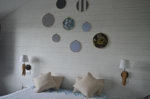 een slaapkamer met witte muren en blauwe borden aan de muur bij Ama(A’ in Fano