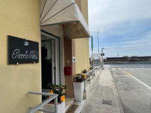 a building with an umbrella on the side of a road at Piccolo Hotel di Lavagna in Lavagna