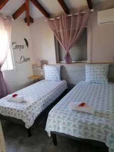 Un pat sau paturi într-o cameră la La Promenade des Colibris