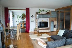 sala de estar con sofá y mesa en Urlaub mit verglaster Terrasse, en Emmingen-Liptingen